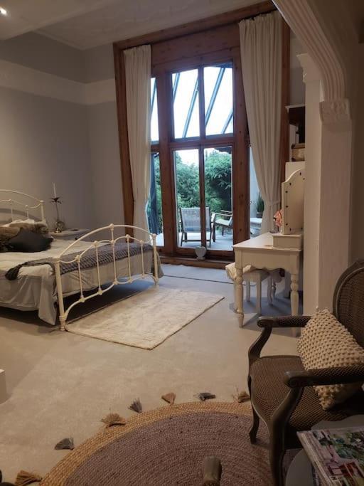 3 Bedroom 3 Bathroom Ground Floor Condo With Veranda Reigate Exterior foto