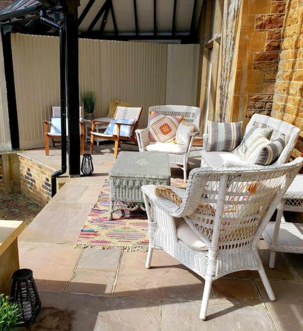 3 Bedroom 3 Bathroom Ground Floor Condo With Veranda Reigate Exterior foto