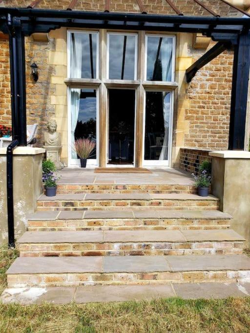 3 Bedroom 3 Bathroom Ground Floor Condo With Veranda Reigate Exterior foto