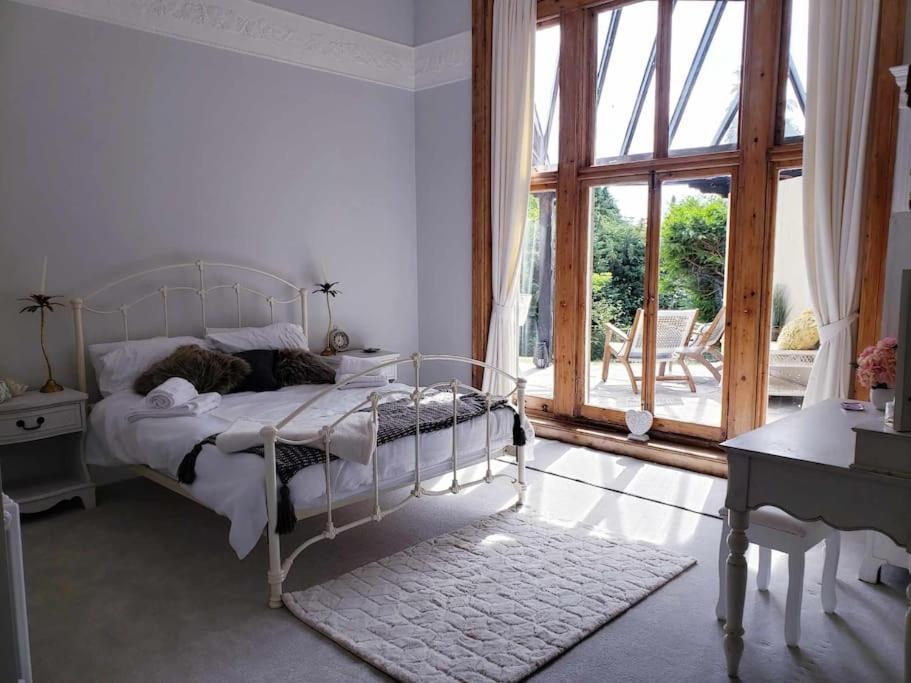 3 Bedroom 3 Bathroom Ground Floor Condo With Veranda Reigate Exterior foto