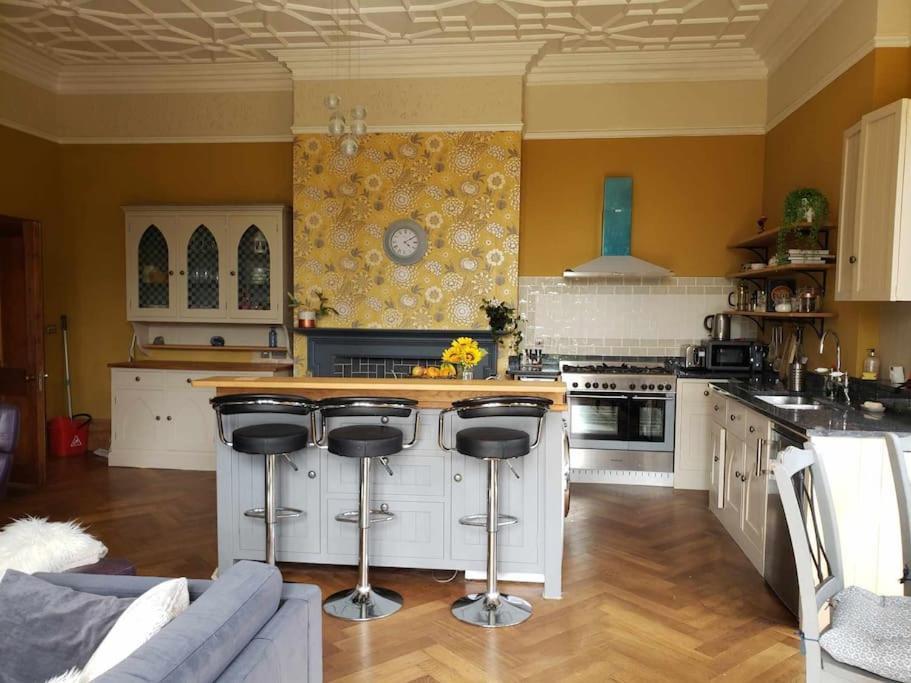 3 Bedroom 3 Bathroom Ground Floor Condo With Veranda Reigate Exterior foto