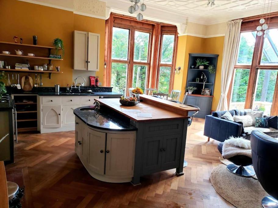 3 Bedroom 3 Bathroom Ground Floor Condo With Veranda Reigate Exterior foto